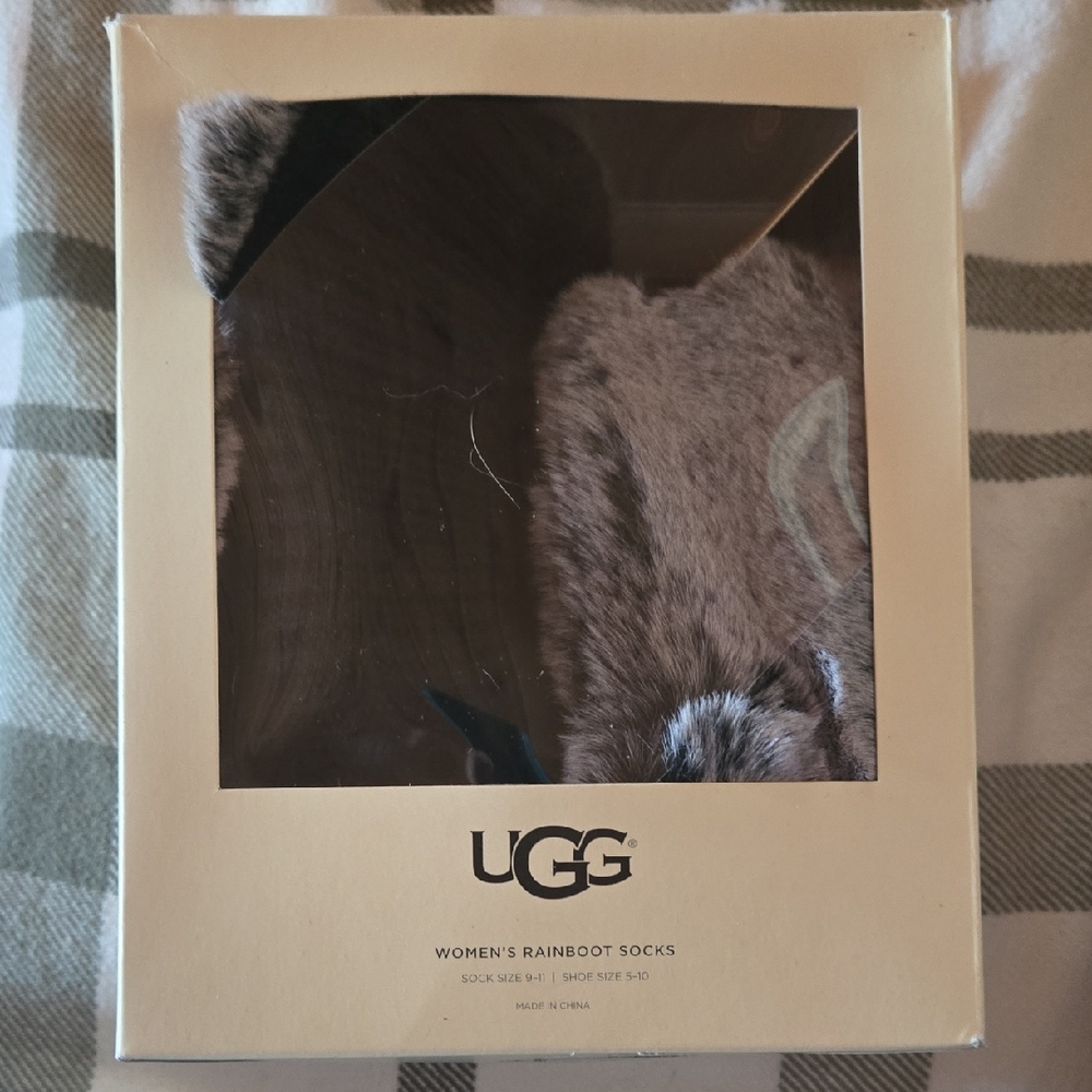 UGG Women's Fluffy Gray Socks Sick Size 9-11 Shoe Size 5-10